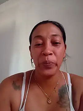 Snapshot of candelahot10 chatting on 06-13-26, 01:53 candelahot10 online show from 06-13-26, 01:53
