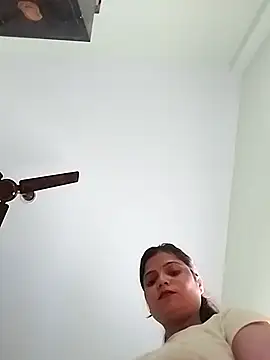 Snapshot of Missridhi chatting on 06-18-26, 11:03 Missridhi online show from 06-18-26, 11:03