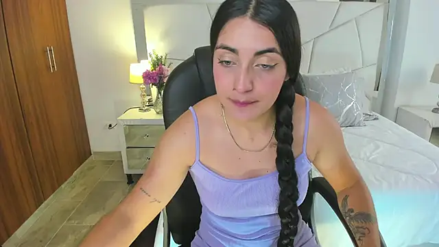 Snapshot of naiah_blue chatting on 06-22-26, 06:27 naiah blue online show from 06-22-26, 06:27