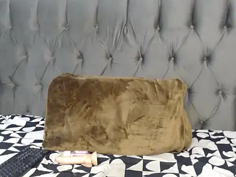 Snapshot of Loyal_Alisha chatting on 06-25-26, 05:17 Loyal Alisha online show from 06-25-26, 05:17