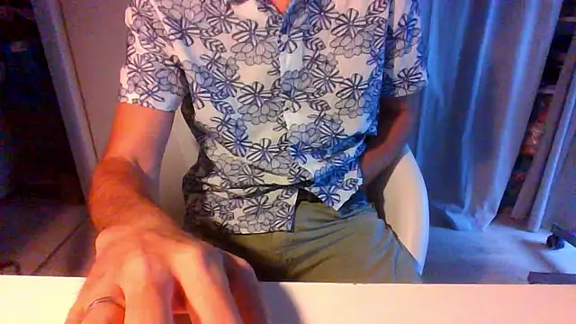 Snapshot of luapo1979 chatting on 06-13-26, 07:12 luapo1979 online show from 06-13-26, 07:12