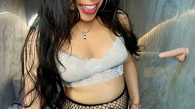 Snapshot of Mia__r_ chatting on 06-19-26, 10:35 Mia r online show from 06-19-26, 10:35