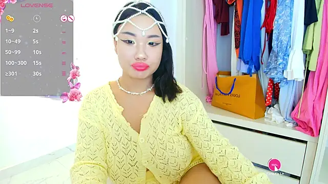 Snapshot of AsianLumi chatting on 08-01-26, 03:44 AsianLumi online show from 08-01-26, 03:44