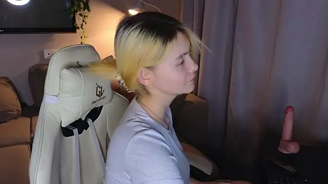 Emily Miu online show from 08-04-26, 10:12