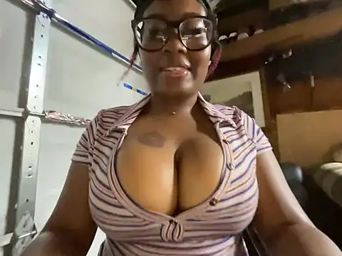 Snapshot of bighettobooty chatting on 07-23-26, 06:22 bighettobooty online show from 07-23-26, 06:22