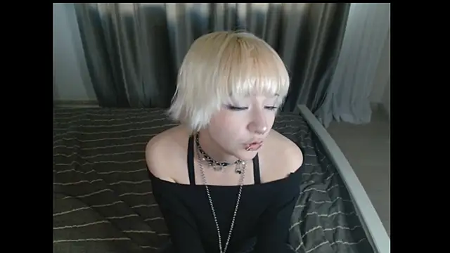 Snapshot of RoxyLien chatting on 06-21-26, 04:20 RoxyLien online show from 06-21-26, 04:20
