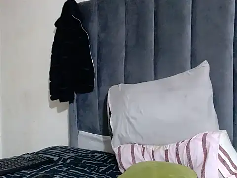 creamyslender23 online show from 06-25-26, 02:33
