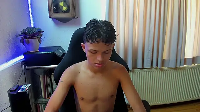 Snapshot of carlos_00foxx chatting on 06-29-26, 01:00 carlos 00foxx online show from 06-29-26, 01:00