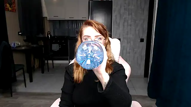 Reginasmilee online show from 11-18-25, 01:55