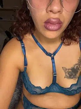 Snapshot of BiaaSexxy chatting on 07-19-26, 06:33 BiaaSexxy online show from 07-19-26, 06:33