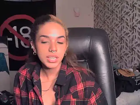 Snapshot of JadeSolari chatting on 07-07-26, 02:14 JadeSolari online show from 07-07-26, 02:14