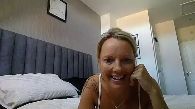 Snapshot of SexpotPolly chatting on 07-11-26, 08:39 SexpotPolly online show from 07-11-26, 08:39
