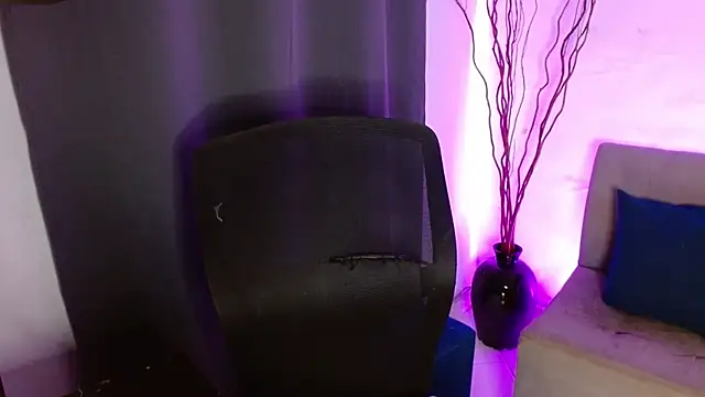 lispetite online show from 04-18-26, 06:06