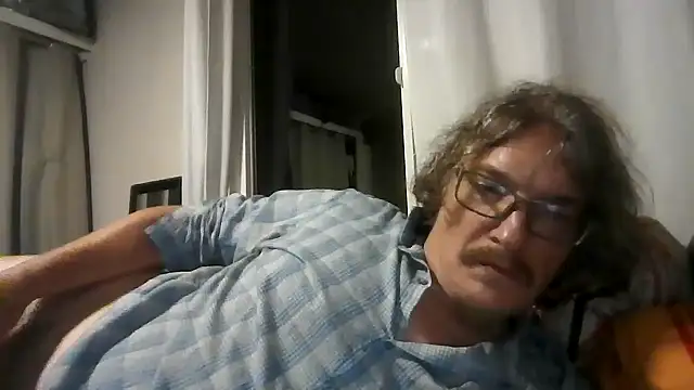 Snapshot of riffraff69 chatting on 08-06-26, 08:05 riffraff69 online show from 08-06-26, 08:05