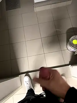 Snapshot of swissboy22 chatting on 10-29-25, 10:33 swissboy22 online show from 10-29-25, 10:33