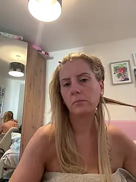 Snapshot of Elegant_Erin chatting on 08-07-26, 01:13 Elegant Erin online show from 08-07-26, 01:13