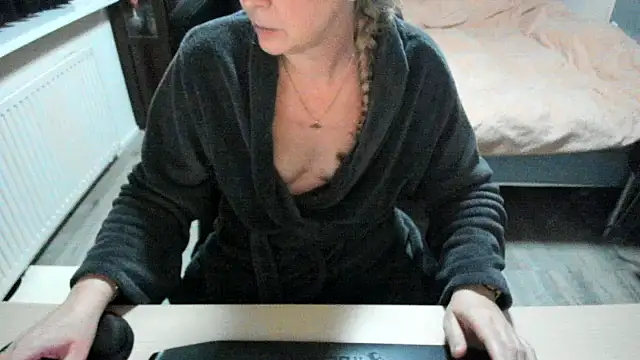 minoesje37 online show from 02-16-25, 08:00