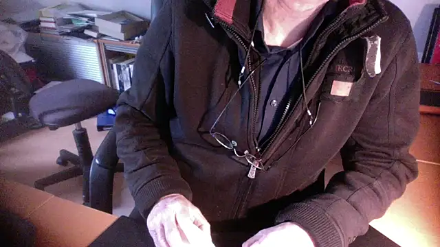 Snapshot of outlaw200 chatting on 12-19-24, 11:39 outlaw200 online show from 12-19-24, 11:39