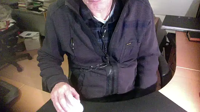 Snapshot of outlaw200 chatting on 12-23-24, 06:48 outlaw200 online show from 12-23-24, 06:48