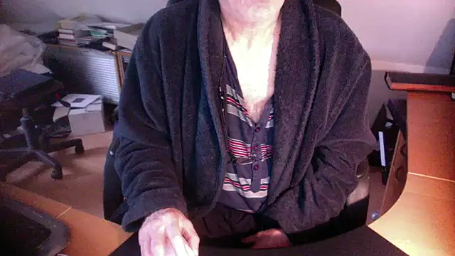 Snapshot of outlaw200 chatting on 12-26-24, 10:48 outlaw200 online show from 12-26-24, 10:48