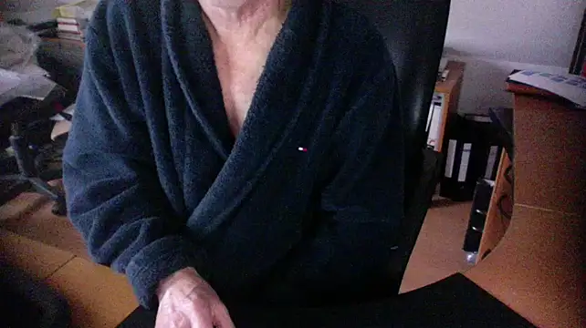 Snapshot of outlaw200 chatting on 01-05-25, 12:10 outlaw200 online show from 01-05-25, 12:10