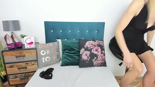 Snapshot of milfNikki chatting on 03-02-25, 07:54 milfNikki online show from 03-02-25, 07:54