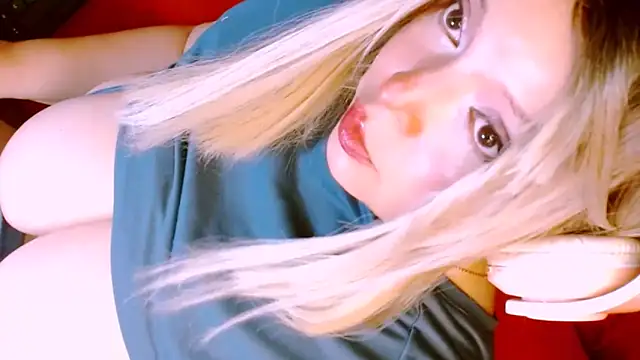 Snapshot of Honey_Lucy1 chatting on 04-20-26, 01:30 Honey Lucy1 online show from 04-20-26, 01:30