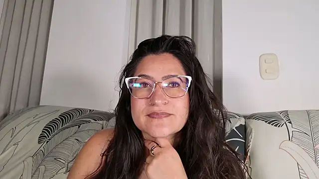 Snapshot of DeesseLuxure chatting on 02-13-26, 06:31 DeesseLuxure online show from 02-13-26, 06:31