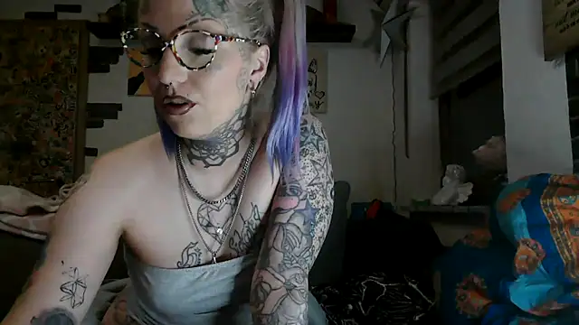 Snapshot of RoxxyInk chatting on 05-25-26, 01:11 RoxxyInk online show from 05-25-26, 01:11