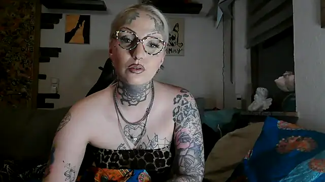 Snapshot of RoxxyInk chatting on 05-26-26, 12:06 RoxxyInk online show from 05-26-26, 12:06