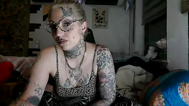 Snapshot of RoxxyInk chatting on 06-01-26, 10:44 RoxxyInk online show from 06-01-26, 10:44