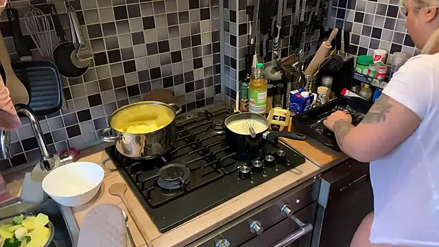 Snapshot of Monageil chatting on 02-02-25, 12:13 Monageil online show from 02-02-25, 12:13