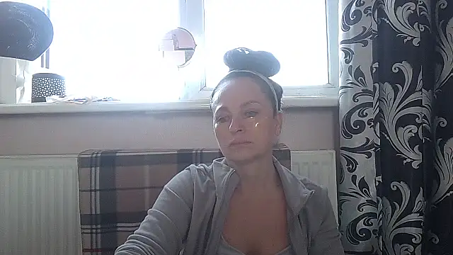 Snapshot of LindaStarS chatting on 05-01-26, 04:28 LindaStarS online show from 05-01-26, 04:28