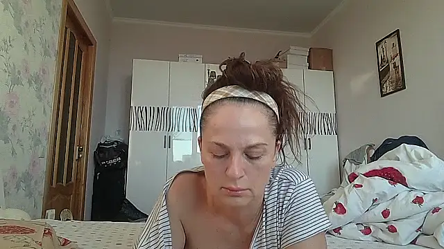 Snapshot of LindaStarS chatting on 05-16-26, 04:39 LindaStarS online show from 05-16-26, 04:39