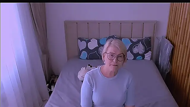 sabrinamacmarren online show from 04-17-26, 02:53