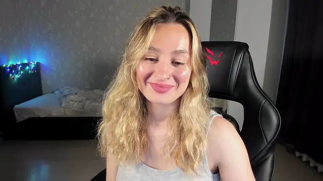 Snapshot of EllaFresh chatting on 06-18-26, 02:12 EllaFresh online show from 06-18-26, 02:12
