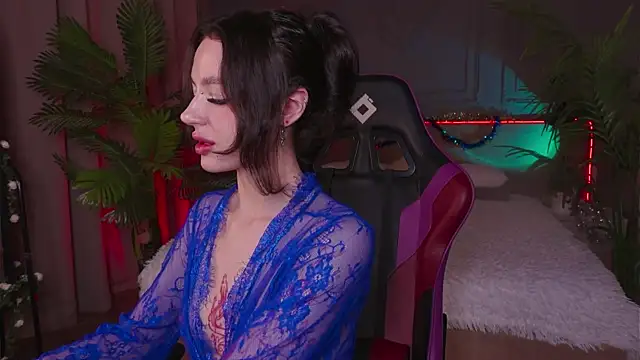 Snapshot of Devilinee chatting on 12-12-24, 06:57 Devilinee online show from 12-12-24, 06:57