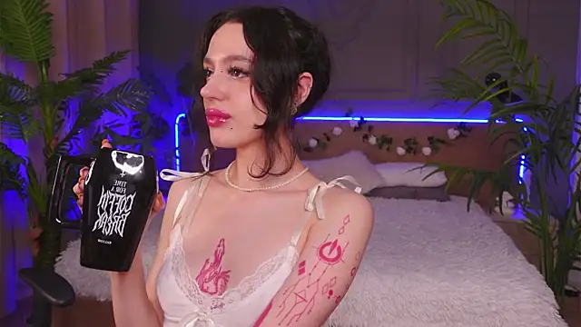 Snapshot of Devilinee chatting on 02-01-25, 06:32 Devilinee online show from 02-01-25, 06:32