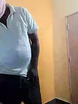 Snapshot of Indianguymohan chatting on 10-17-25, 04:42 Indianguymohan online show from 10-17-25, 04:42