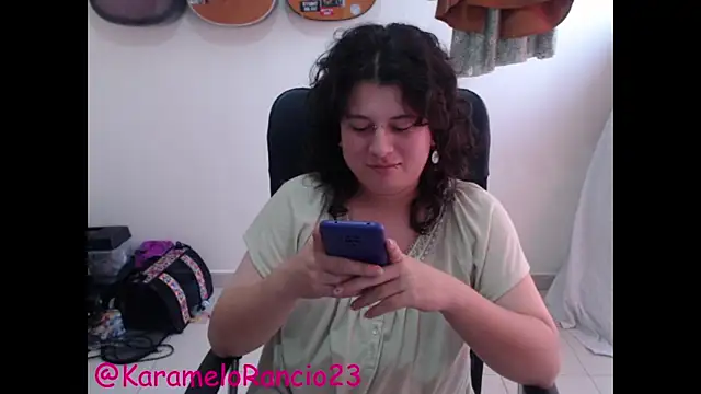 Snapshot of Smoke_trip_Alicia chatting on 02-23-25, 01:32 Smoke trip Alicia online show from 02-23-25, 01:32