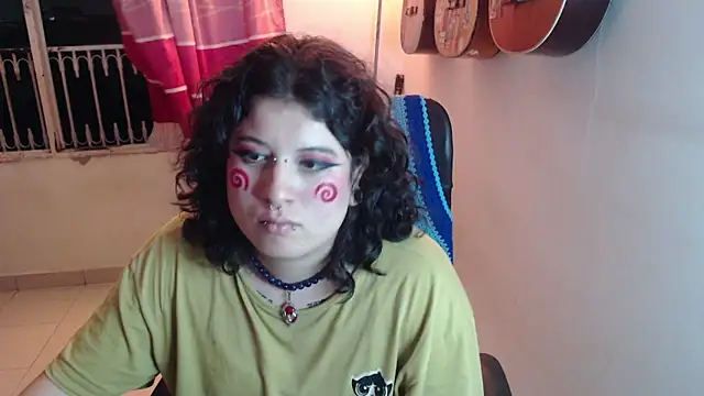 Snapshot of Smoke_trip_Alicia chatting on 10-10-25, 05:06 Smoke trip Alicia online show from 10-10-25, 05:06