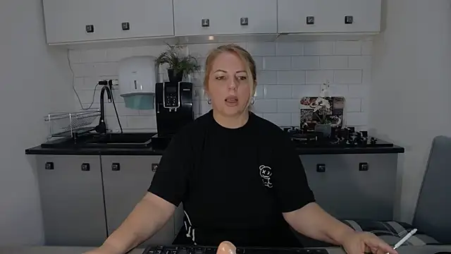 erikaerika online show from 09-19-25, 08:16