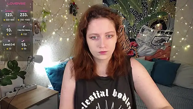 Snapshot of Dexy_Red chatting on 10-08-25, 09:01 Dexy Red online show from 10-08-25, 09:01