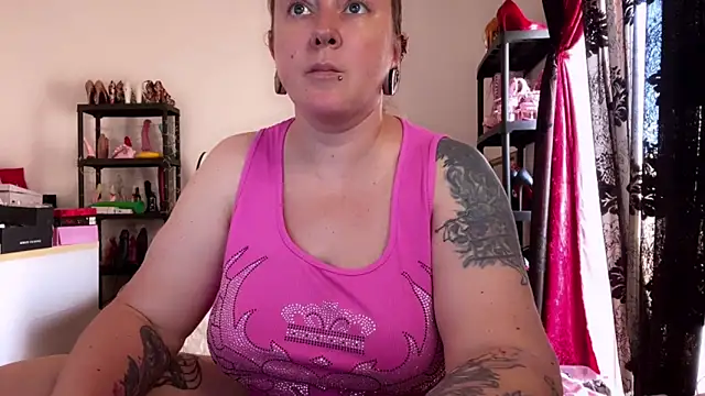 Snapshot of kisicaxx chatting on 05-13-26, 01:30 kisicaxx online show from 05-13-26, 01:30