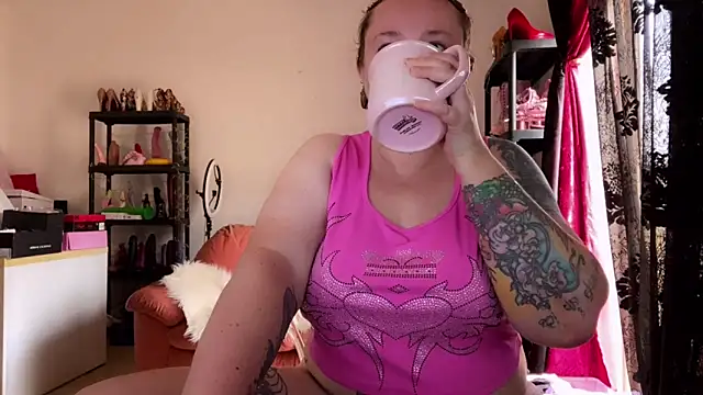 Snapshot of kisicaxx chatting on 05-17-26, 10:00 kisicaxx online show from 05-17-26, 10:00