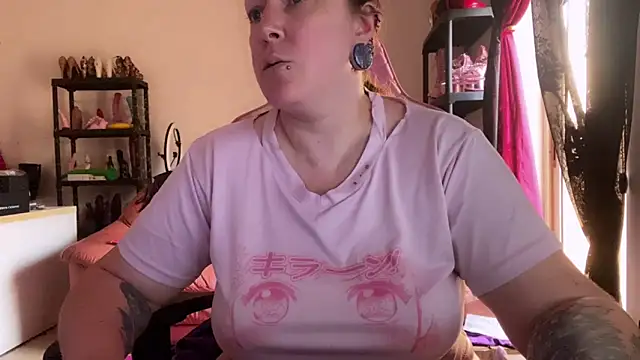 Snapshot of kisicaxx chatting on 06-11-26, 04:32 kisicaxx online show from 06-11-26, 04:32