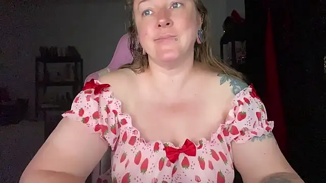 Snapshot of kisicaxx chatting on 07-10-26, 03:44 kisicaxx online show from 07-10-26, 03:44