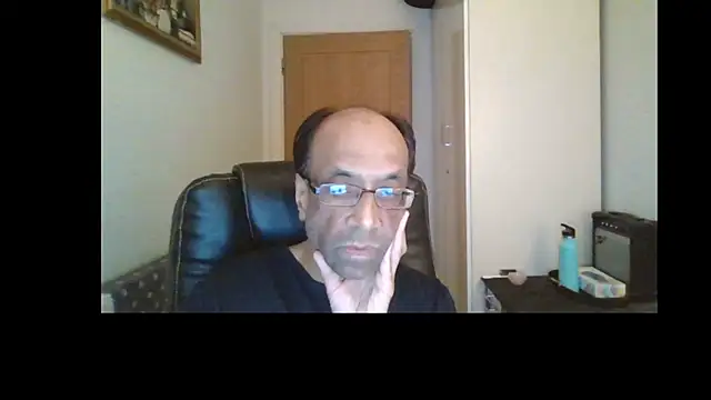 Snapshot of rauncher1 chatting on 05-05-26, 09:45 rauncher1 online show from 05-05-26, 09:45