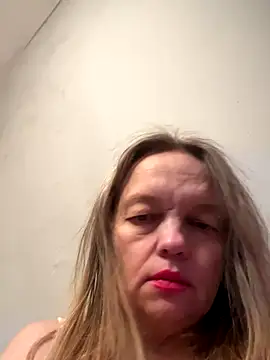 Snapshot of Susanel chatting on 12-15-25, 02:54 Susanel online show from 12-15-25, 02:54