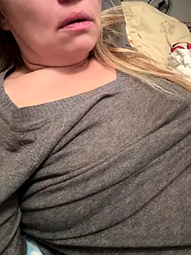 Snapshot of Susanel chatting on 12-17-25, 10:16 Susanel online show from 12-17-25, 10:16